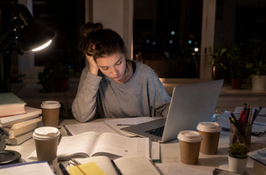  Procrastinação do sono afeta saúde mental de jovens brasileiros