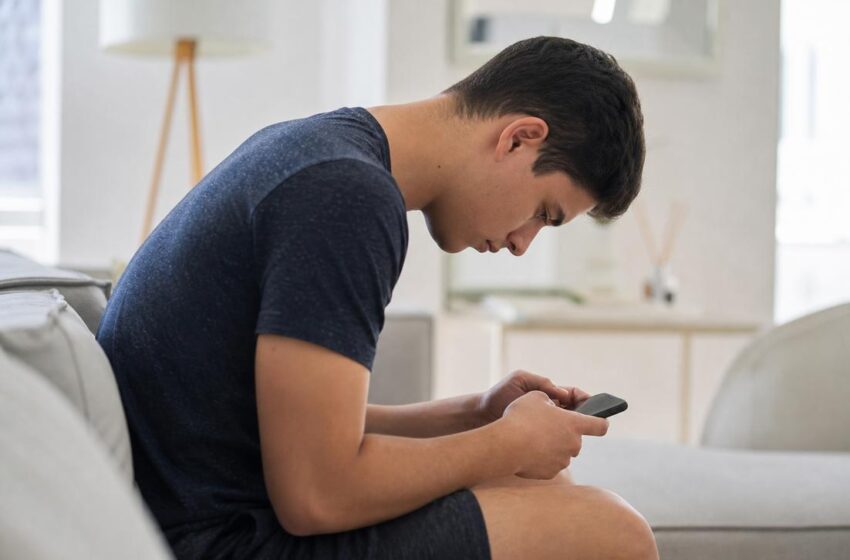  Postura no celular afeta pescoço, visão e força das mãos