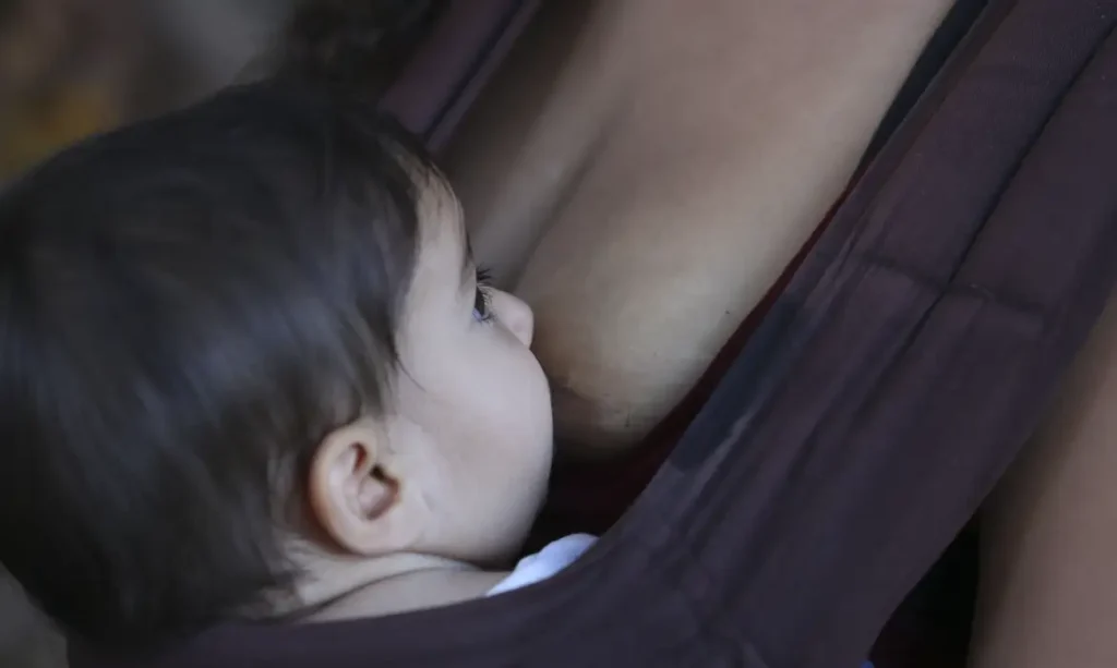Amamentação faz bem para o coração da mãe, diz cardiologista