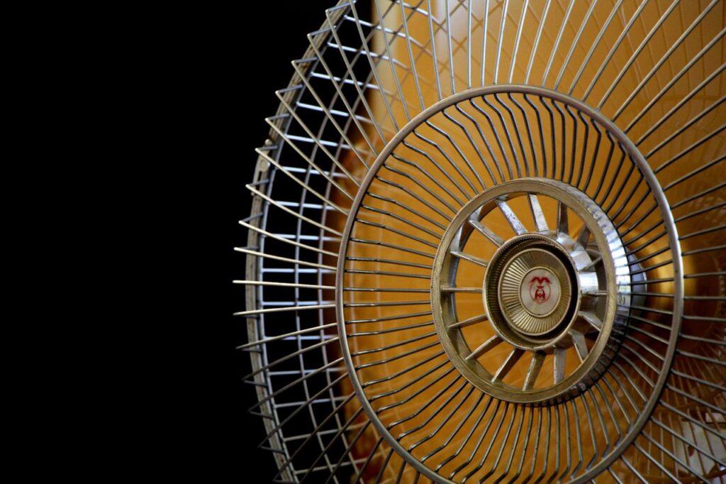 Dormir com ventilador ligado faz mal? Descubra a verdade