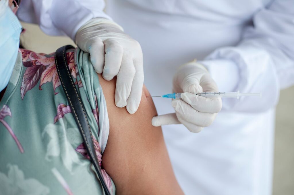 Vacinas contra câncer de intestino são testadas para prevenir tumores antes que apareçam