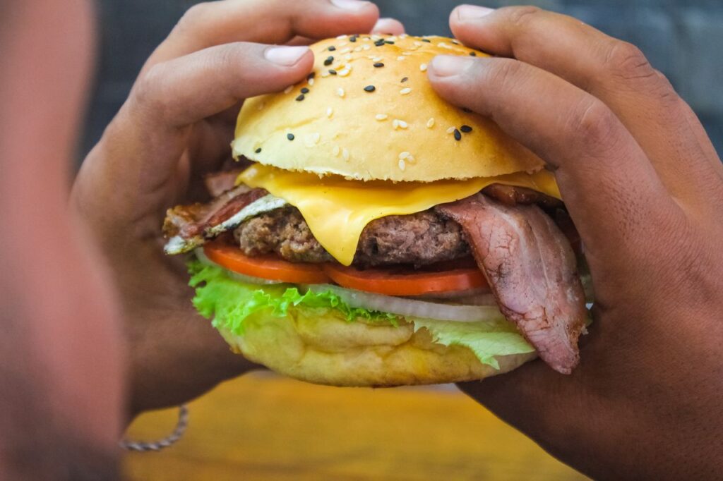 Alimentos gordurosos aumentam o risco de câncer colorretal