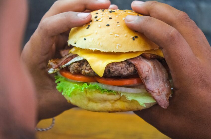  Alimentos gordurosos aumentam o risco de câncer colorretal; Entenda o estudo