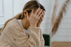 Pensamento acelerado: sintomas, causas e o que fazer para acalmar a mente