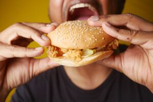 Sentir muita fome é normal? Veja o que pode causar