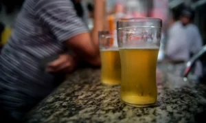 Álcool pode causar cegueira? Imagem: Marcelo Camargo/Agência Brasil