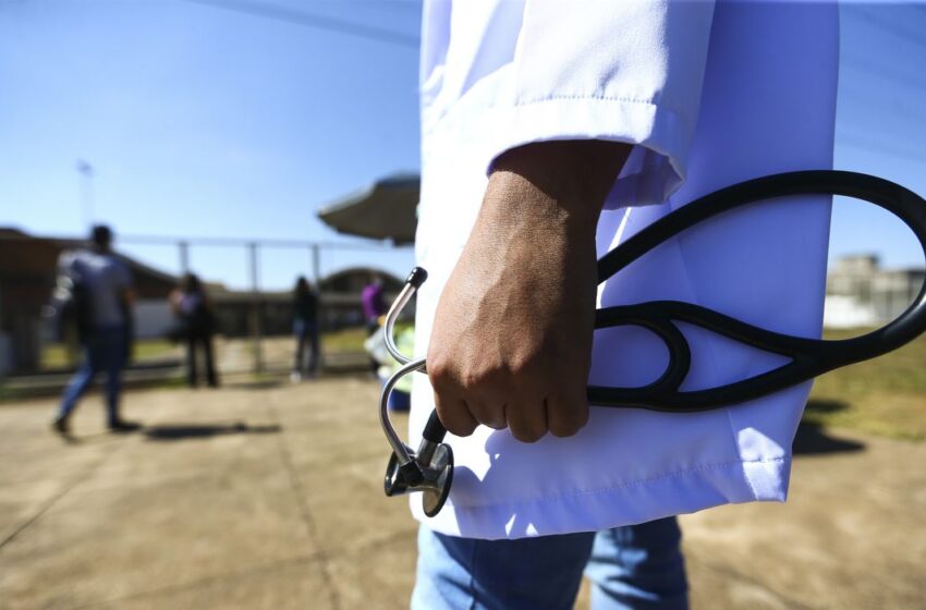  Exame obrigatório para médicos: Congresso aprova novas regras para registro profissional