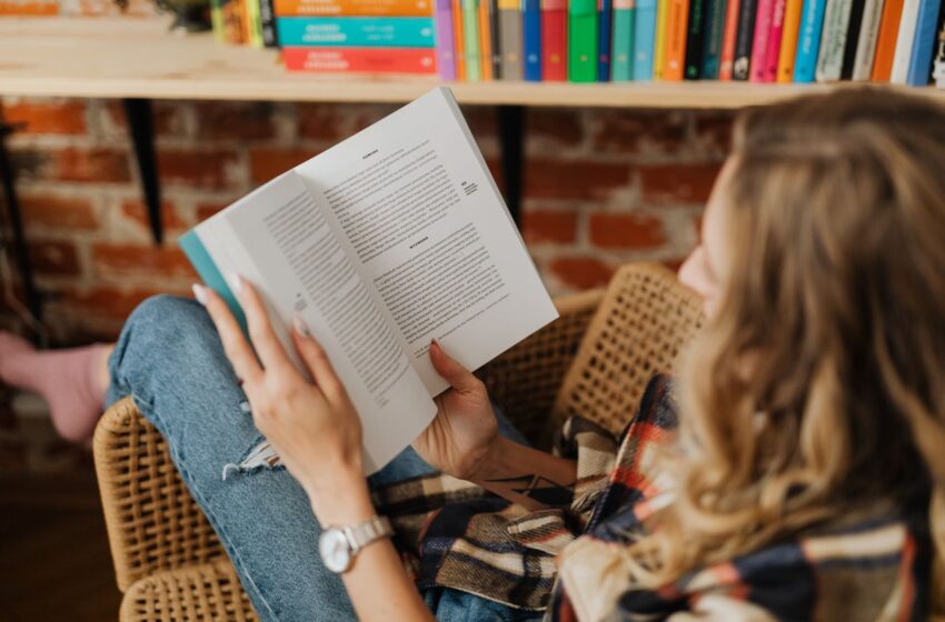  Leitura por prazer traz benefícios para o cérebro e a saúde mental, aponta revisão