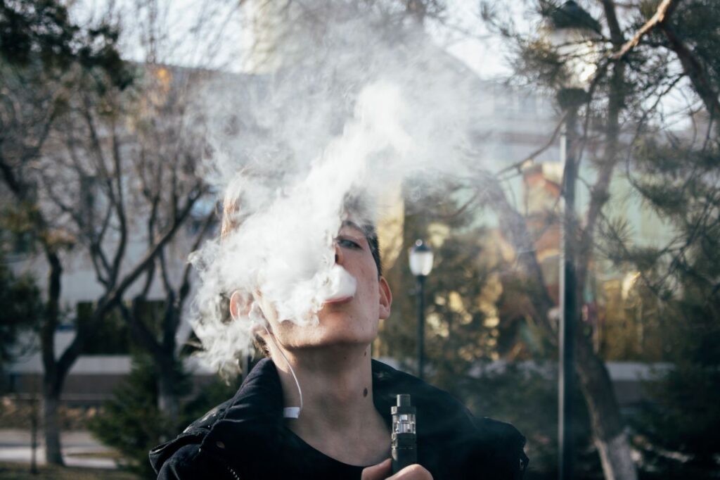 Vapes podem causar danos aos vasos sanguíneos e ao DNA após um único uso