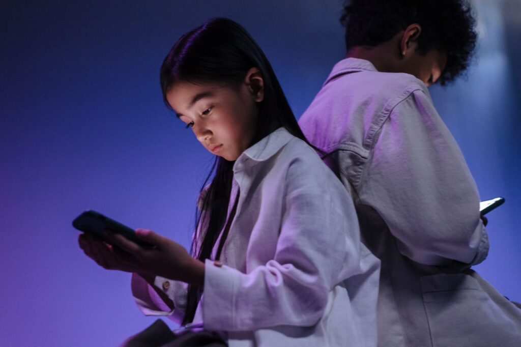 Smartphone aos 12 anos pode afetar alimentação dos jovens?